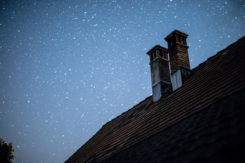 střecha, komíny, hvězdy, noc